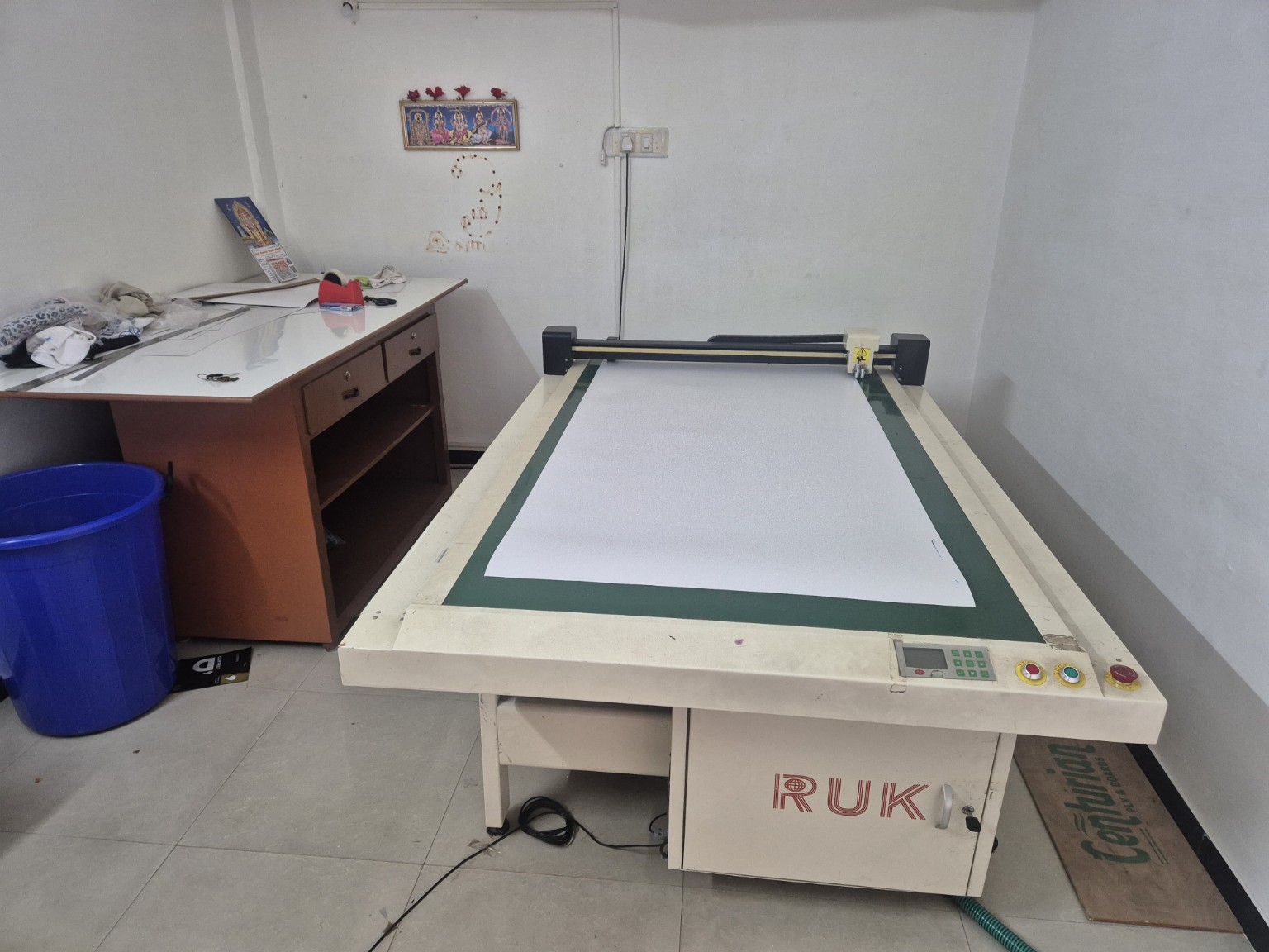 Computerized fabric cutting machine
